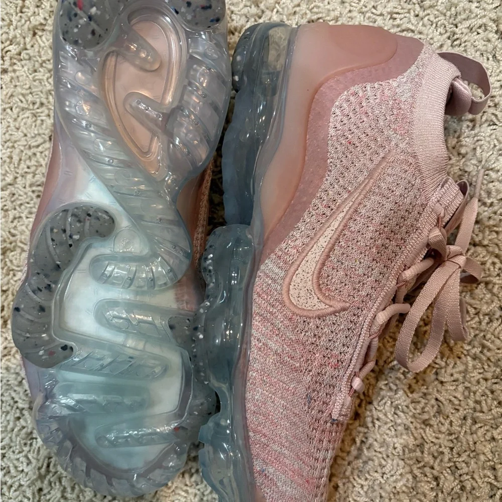 Nike Women’s Pink Nike Air VaporMax NIB - Picture 4 of 5